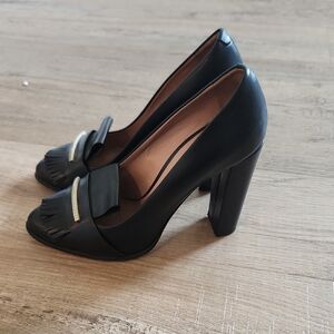 Hugo Boss Elegant Black Heels with Fringe Accent